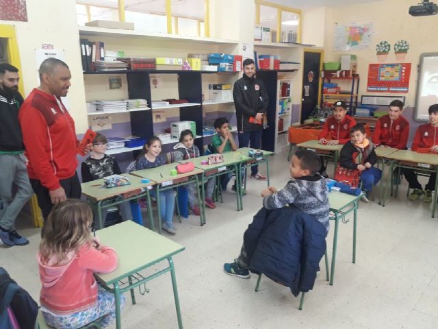El fútbol sala vuelve a acercar el deporte de élite a jóvenes estudiantes del municipio