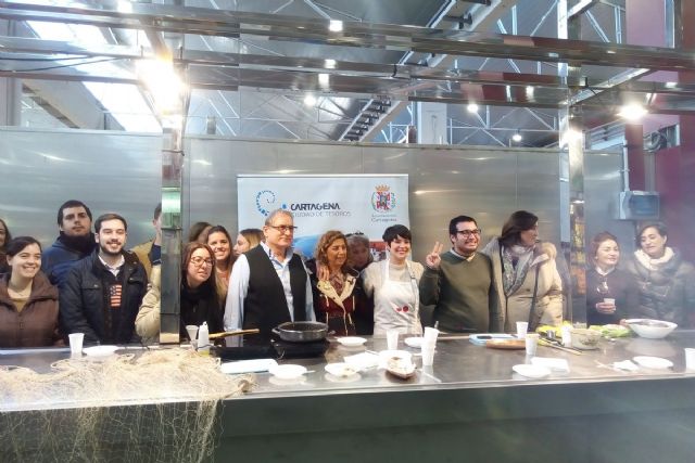 La masterchef Mireia Ruiz muestra cómo preparar pescado de Cartagena