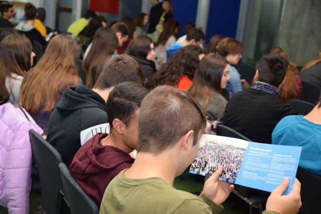 Un recorrido guiado bilingüe da inicio a las visitas de institutos a la Politécnica de Cartagena