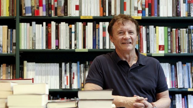 El autor Vicente Muñoz Puelles, en los encuentros con autor de la Biblioteca Rafael Rubio