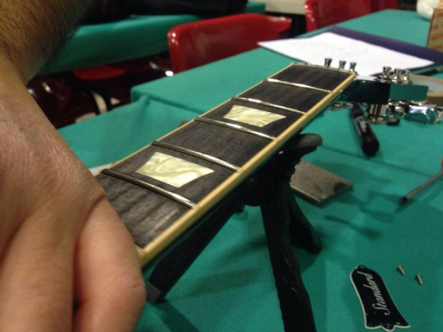 Continúa el curso de Mantenimiento, Ajuste y Puesta a Punto de Guitarras en la Universidad Popular