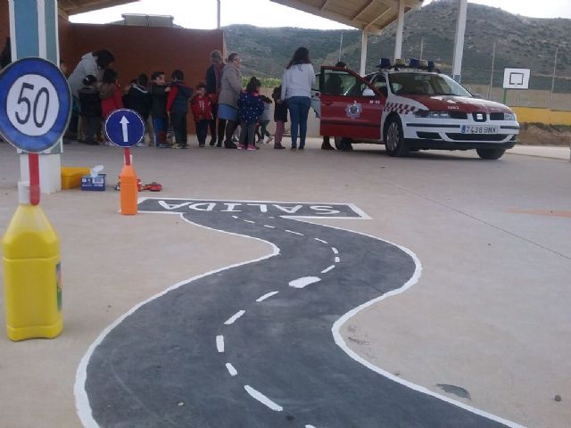 La Policia Local muestra su labor a los alumnos de Infantil del colegio Carthago