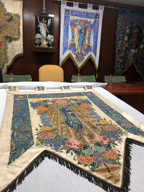 El sudario fundacional del Resucitado vuelve a la Cofradía tras 7 meses de restauración