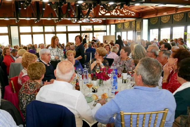 Los mayores comieron y bailaron por San Valentín
