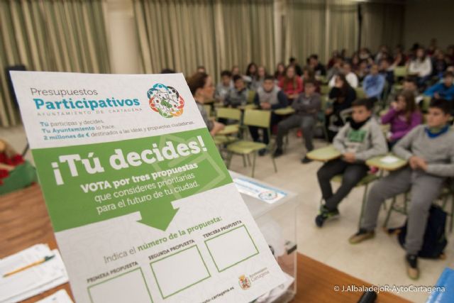 Visita a las mejoras de infraestructuras realizadas en el IES San Isidoro dentro de los Presupuestos Participativos