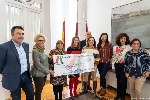 El Ayuntamiento entrega el cheque de 2.500 euros recaudados por FAPA al proyecto La Botica del Libro