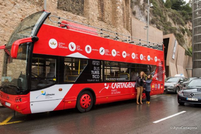 El Bus Turistico de Cartagena Puerto de Culturas luce nueva imagen