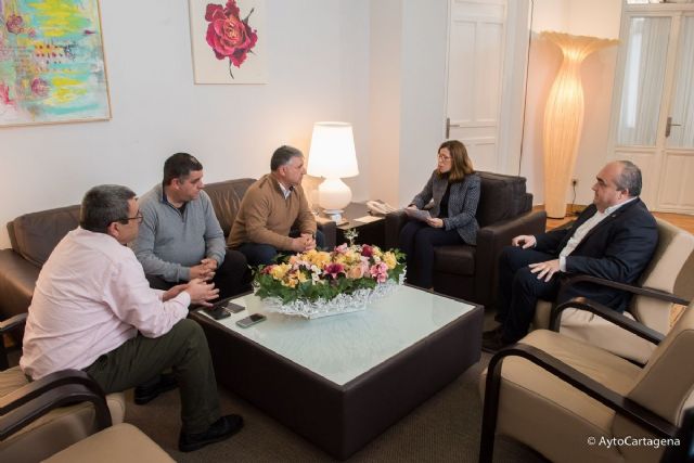 La alcaldesa exigira a la comunidad que permita a los taxistas cartageneros operar en el aeropuerto de Corvera