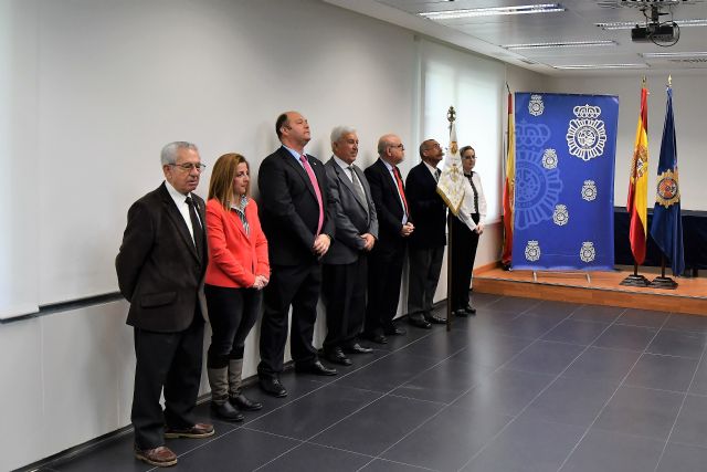 Nuestro Padre Jesús Resucitado entrega un gallardete a la Policía Nacional