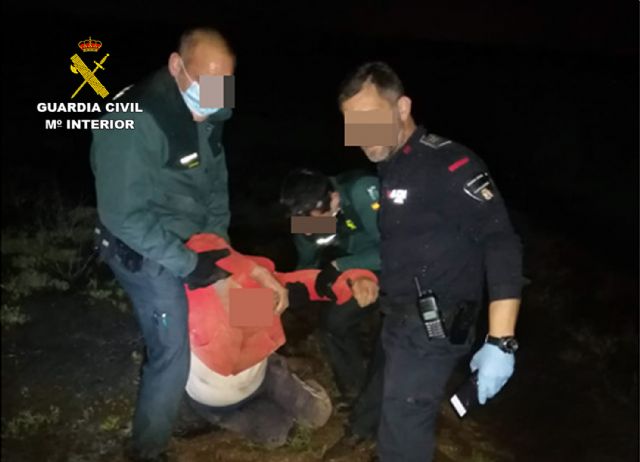 La Guardia Civil rescata a un anciano atrapado en un turismo durante dos días en El Carmolí-Cartagena