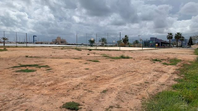 MC lamenta que Noelia Arroyo y Diego Ortega retrasen el nuevo campo de fútbol playa en Los Urrutias
