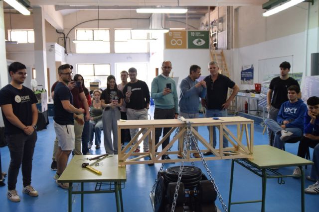 Un puente de celosía y sin cables metálicos supera la prueba de carga y representará a la UPCT en Santander