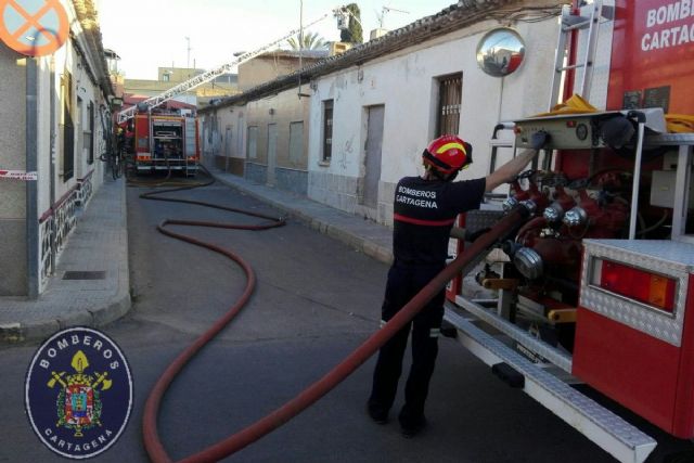 Bomberos de Cartagena sofocan un incendio en una vivienda abandonada de El Algar