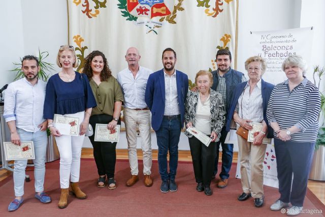 Los premiados en el IV Concurso de Balcones y Fachadas de Semana Santa de Cartagena recogen sus galardones