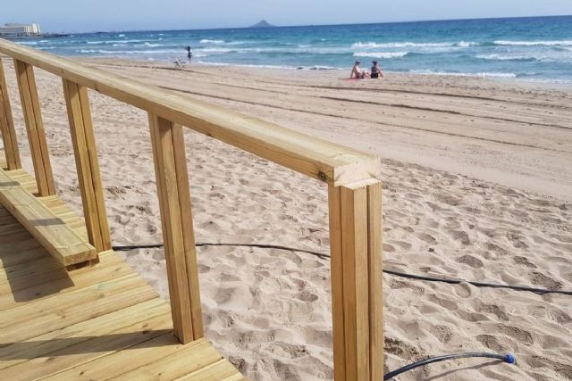 La Concejalía de Litoral renueva el mobiliario urbano de madera en La Manga y Cabo de Palos dañado por los temporales