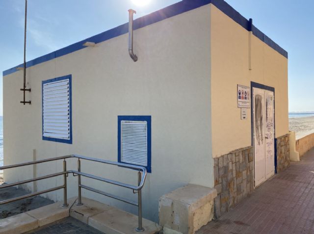 Hidrogea mejora el exterior de los bombeos de La Manga con pinturas paisajísticas que embellecen el entorno