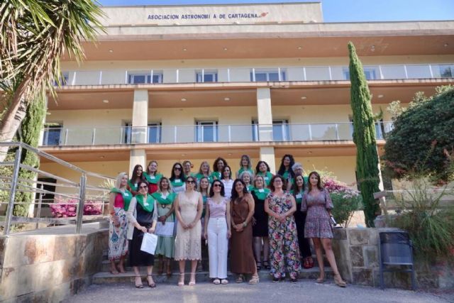 Las 18 alumnas del curso de Atención Sociosanitaria de la ADLE concluyen su formación y firman contratos de empleo