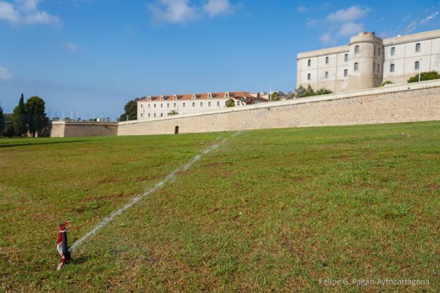 Ultiman los trabajos de jardinería para abrir esta semana el parque de la Cuesta del Batel