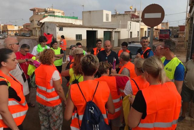 Decenas de voluntarios se unen al Ayuntamiento para ayudar a los afectados por las inundaciones