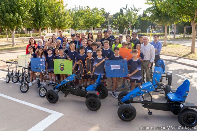 Cartagena inicia el curso escolar de educación vial con nuevos vehículos y artilugios que muestran los efectos de conducir con alcohol