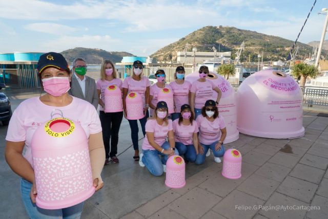 La campaña solidaria Recicla Vidrio por Ellas instala seis contenedores en Cartagena por el cáncer de mama