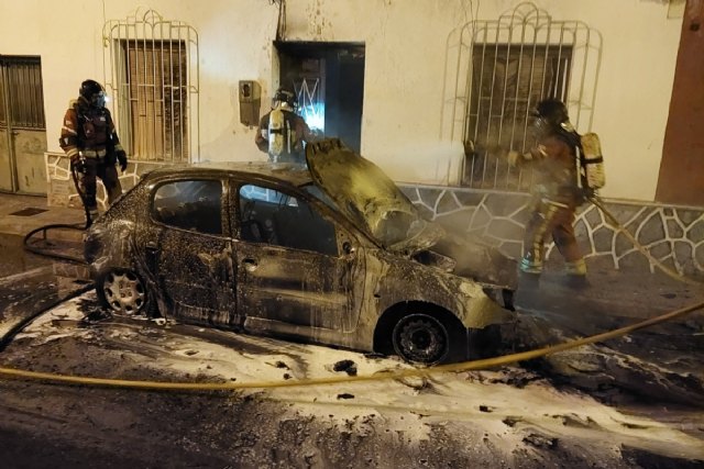 Bomberos de Cartagena sofocan dos incendios: en un coche y un patinete