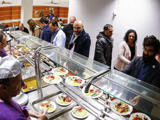 Empresarios cartageneros celebran la Comida de Navidad en el comedor social de Cáritas.