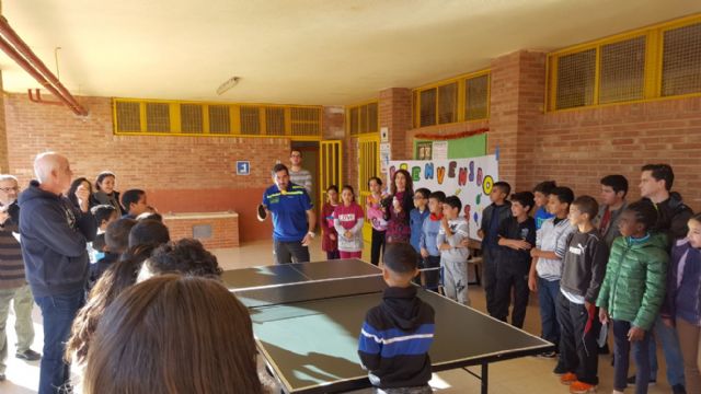 Alumnos del colegio Vicente Medina juegan a tenis de mesa con el jugador Jesus Cantero