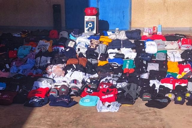 Policía Local de Cartagena decomisa 350 prendas y perfumes de imitación en una tienda de Los Dolores