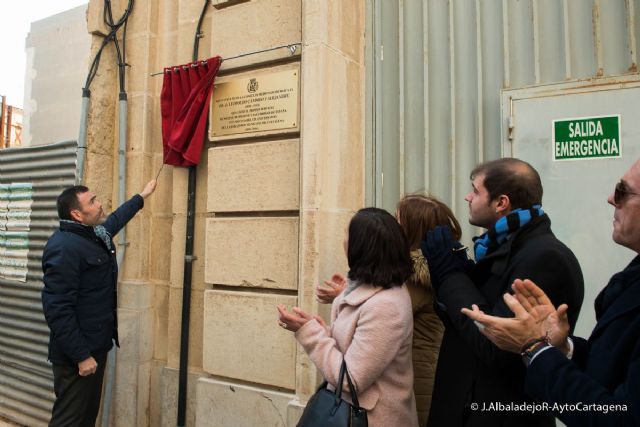 Una placa rememora desde hoy la figura de Leopoldo Candido en la calle Palas