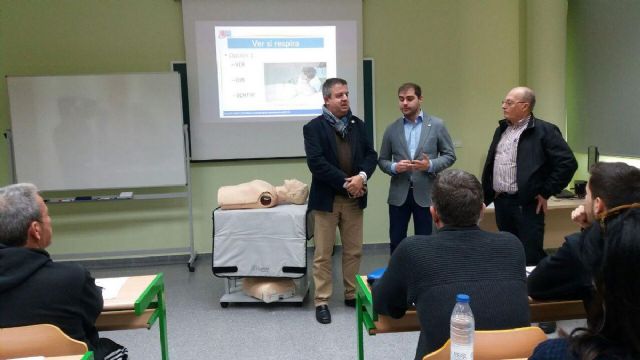 La ESPAC forma a los responsables de los clubes de futbol de Cartagena en el uso de desfibriladores