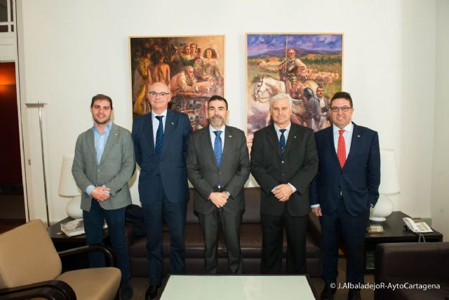 La nueva junta directiva de la Federacion regional de Vela, recibida por el alcalde y el concejal de Deportes