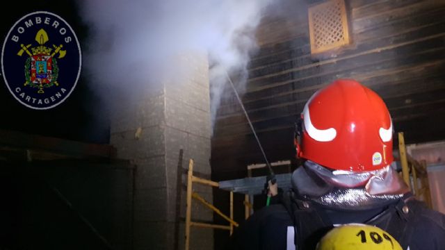 Bomberos de Cartagena extinguen un incendio en una vivienda de El Pozo de los Palos