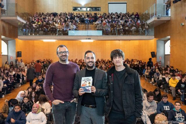 Isaac Rosa y Mikko abren los encuentros con finalistas del Premio Mandarache con el cómic ´Tu futuro empieza aquí´