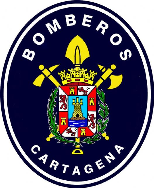 Bomberos de Cartagena rescatan a una anciana de 80 años de un incendio en las Casas de Peralta