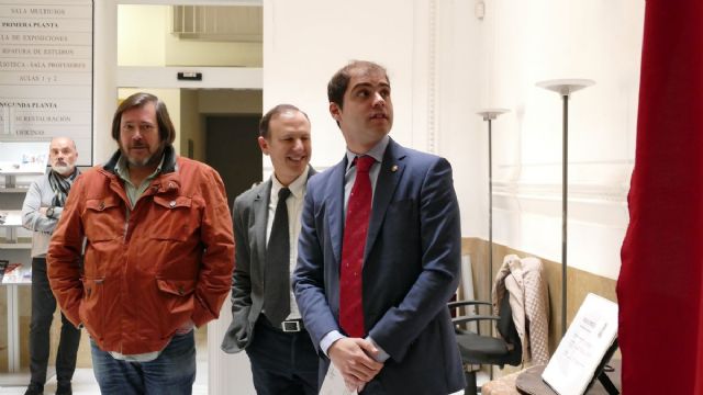 El Palacio Molina acoge una pintura y un altar restaurados del cementerio de Los Remedios