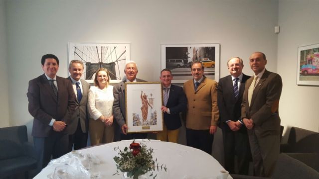 La Agrupación de Nuestro Padre Jesús Resucitado reconoce la labor de la Policía Nacional como escolta