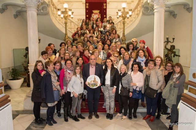 Un grupo de mujeres de Lebrija visitan el Palacio Consistorial de Cartagena