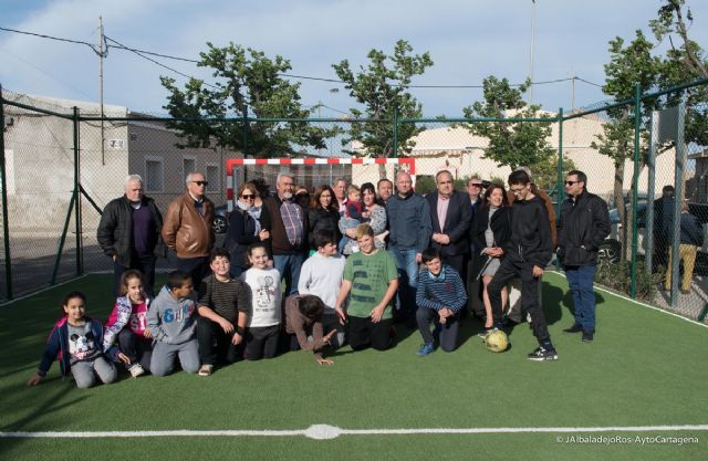 La pista polideportiva de Pozo de los Palos se mejora con un vallado, porterias y cesped artificial