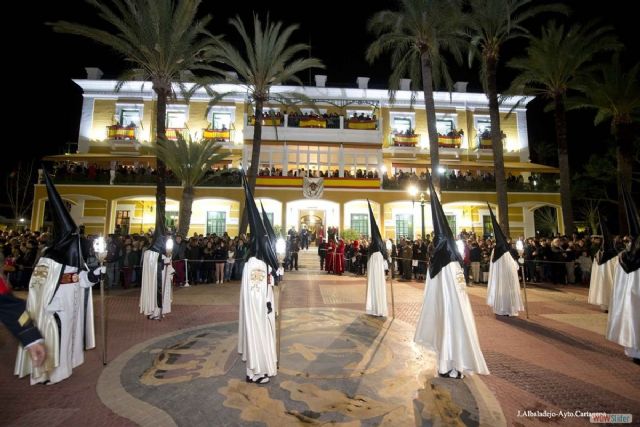 Los apóstoles salen de los cuarteles para procesionar el Miérocles en el Prendimiento