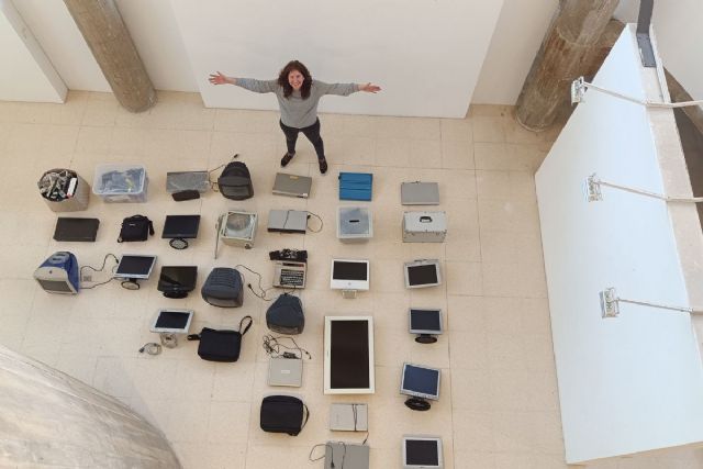 La artista multidisciplinar Raquel Meyers inaugura la exposición ´Estas obsoleta´ en El Luzzy