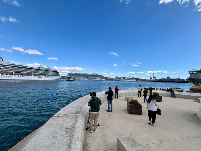 Más de 9.000 pasajeros han desembarcado en una quíntuple escala este Miércoles Santo