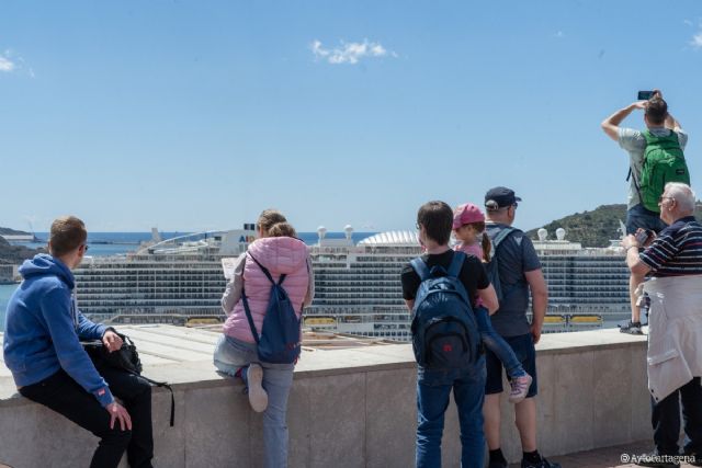 Turistas y visitantes inundan Cartagena esta Semana Santa: hoteles llenos y 9.000 cruceristas en Miércoles Santo