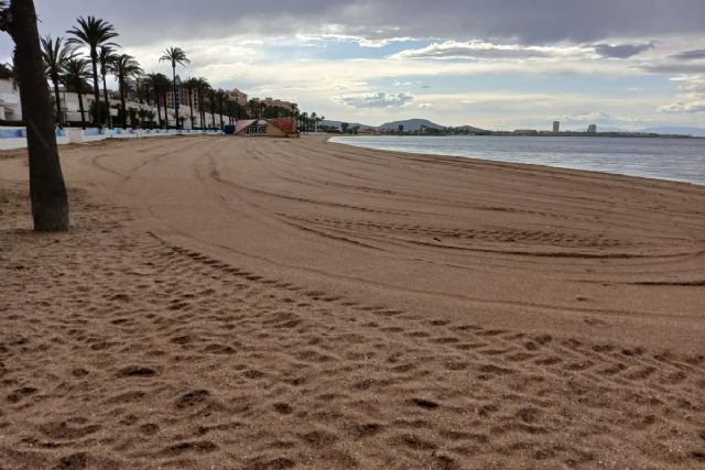 El Ayuntamiento de Cartagena limpia de medusas las playas de La Manga y el Mar Menor y las deja listas para la Semana Santa
