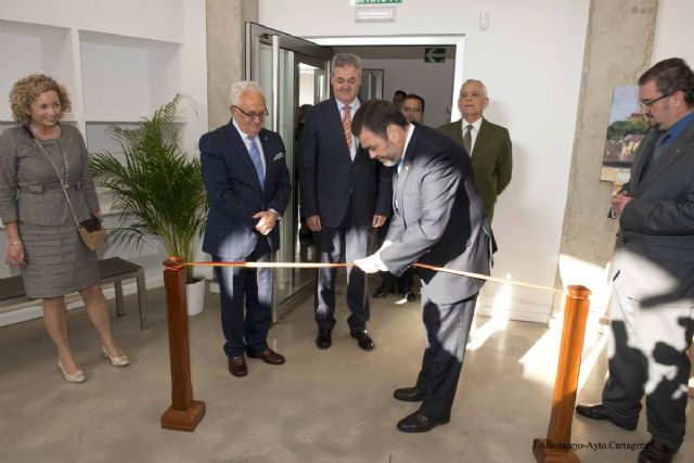 Trabajadores de Navantia presentan una exposición de pinturas y dibujos sobre el Mar en el ISEN