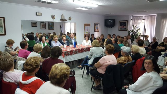 Violante Tomás recuerda a las asociaciones de amas de casa de Cartagena la importancia de educar en igualdad en el seno de la familia