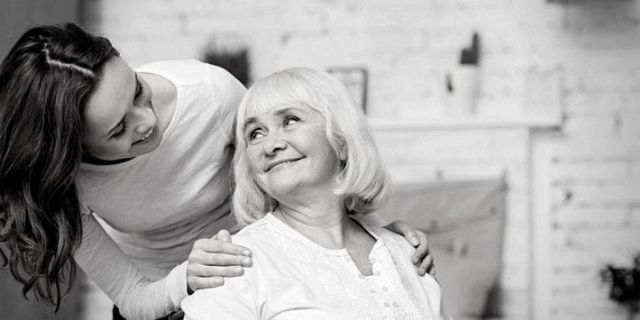 El PCAN propone que un asistente social ayude dos horas a los ancianos en casa