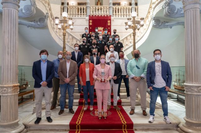 La alcaldesa recibe al FC Cartagena Baloncesto tras lograr el ascenso a la Liga LEB Plata