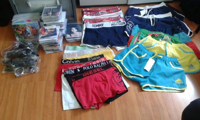 La Policia Local decomisa 399 productos de imitacion en el mercadillo de Los Dolores
