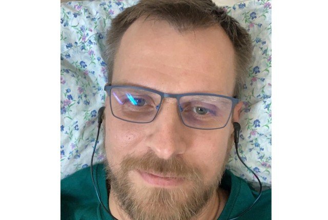 Edward, un vecino de Los Belones, necesita ayuda para someterse a una delicada operación de columna en Alemania